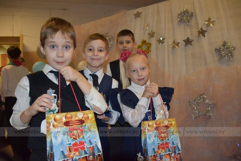 дети с подарками