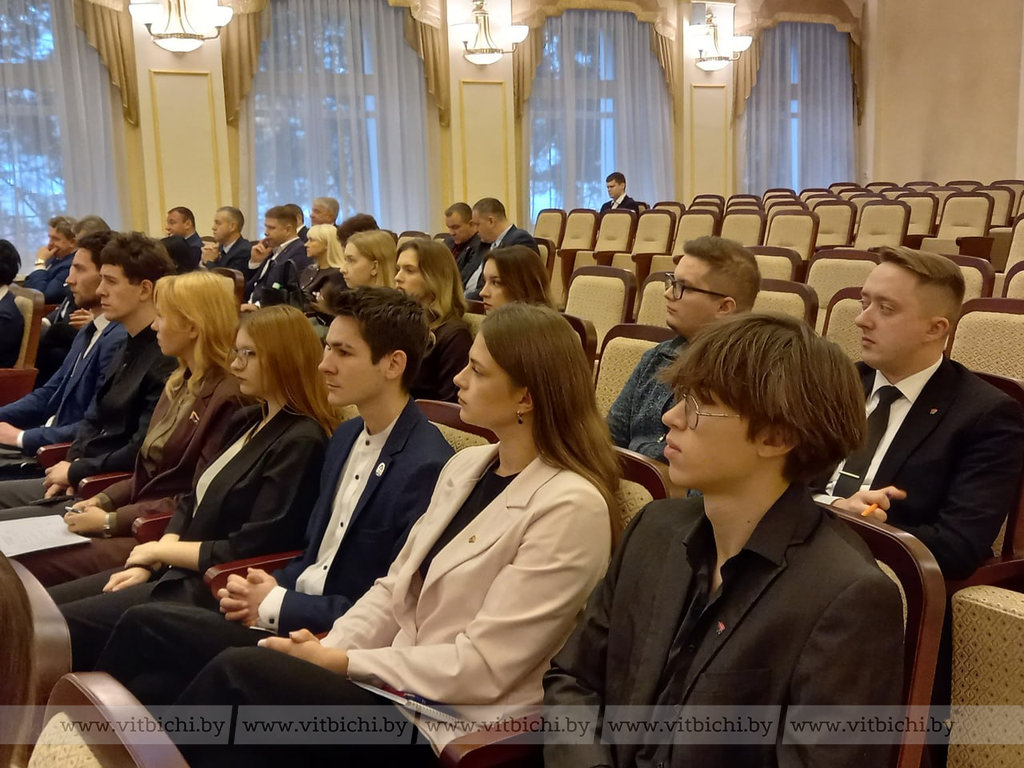 На расширенном заседании президиума Витебского городского Совета депутатов шла речь о реализации государственной молодежной политики в Витебске. Заседание прошло с участием членов Молодежного совета города.