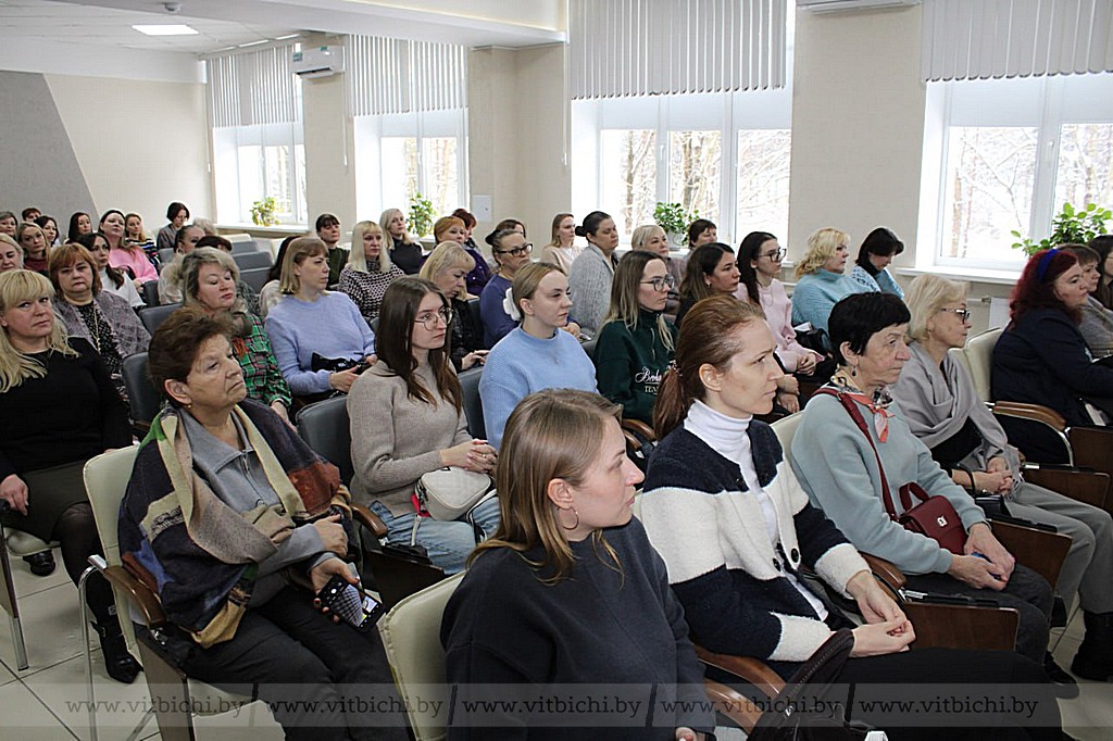 Вопросы аудитории касались преимущественно проблематики воспитания подрастающего поколения, поддержки семьи, материнства и детства...
