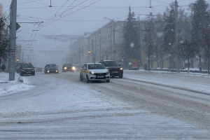 Из-за снегопада на дорогах Витебска и области сохраняется сложная обстановка. Сотрудники Госавтоинспекции работают в усиленном режиме