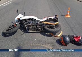 В Витебске 27-летняя мотоциклистка на «Кавасаки» врезалась в буксировочный трос между машинами
