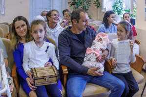 Счастливым мамам, родившим третьего ребенка в День народного единства, торжественно вручили «Бацькаву кашулю» в Витебске