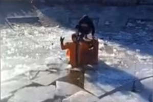В Новополоцке спасатели помогли выбраться из фонтана ребенку