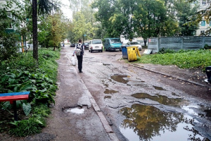 Жители дома № 74 по Московскому проспекту пожаловались на плохое качество придомовой дороги. Когда ждать ремонта?