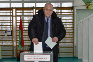 Управляющий делами Витебского облисполкома Игорь Кузнецов проголосовал досрочно на участке № 51 Октябрьского района