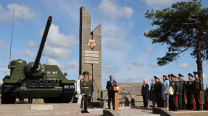 Отреставрированный памятник советским воинам и танкистам открыли в Бешенковичском районе