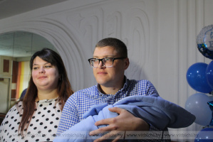 Подарок в особенный день: В День отца Антон Рыжанков забрал первенца из роддома