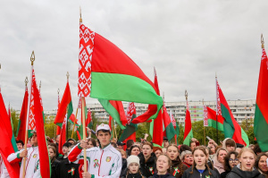 Аляксандр Лукашэнка павiншаваў суайчыннiкаў з Днём Дзяржаўнага сцяга, Дзяржаўнага герба і Дзяржаўнага гімна Рэспублікі Беларусь