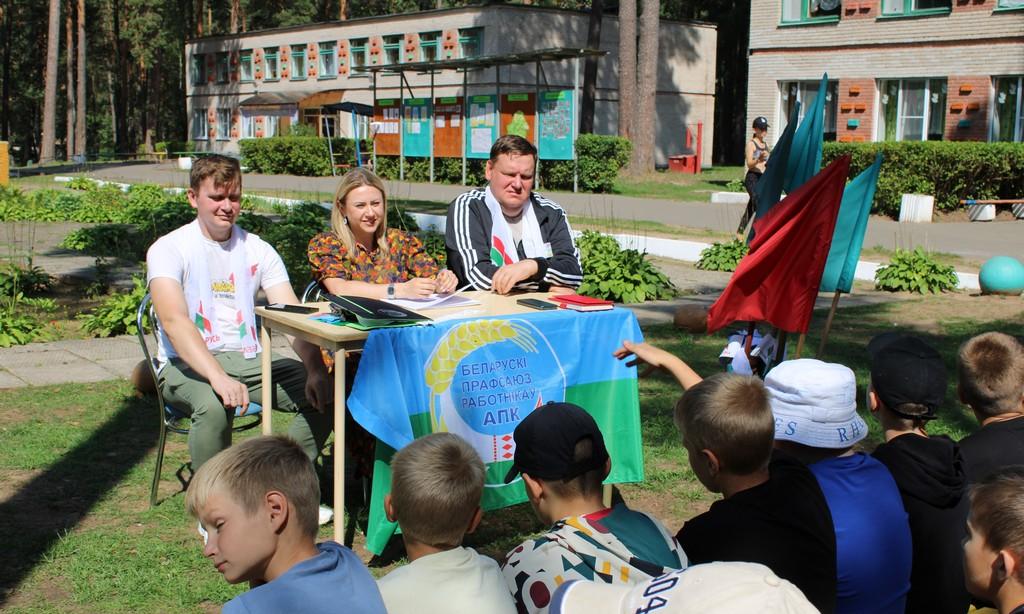 В детском оздоровительном лагере «Луч» Витебского района состоялась диалоговая площадка «Вместе мы едины»