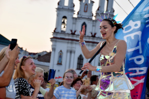 Участники феста "На семи ветрах" прошлись парадом по улице Ленина в Витебске