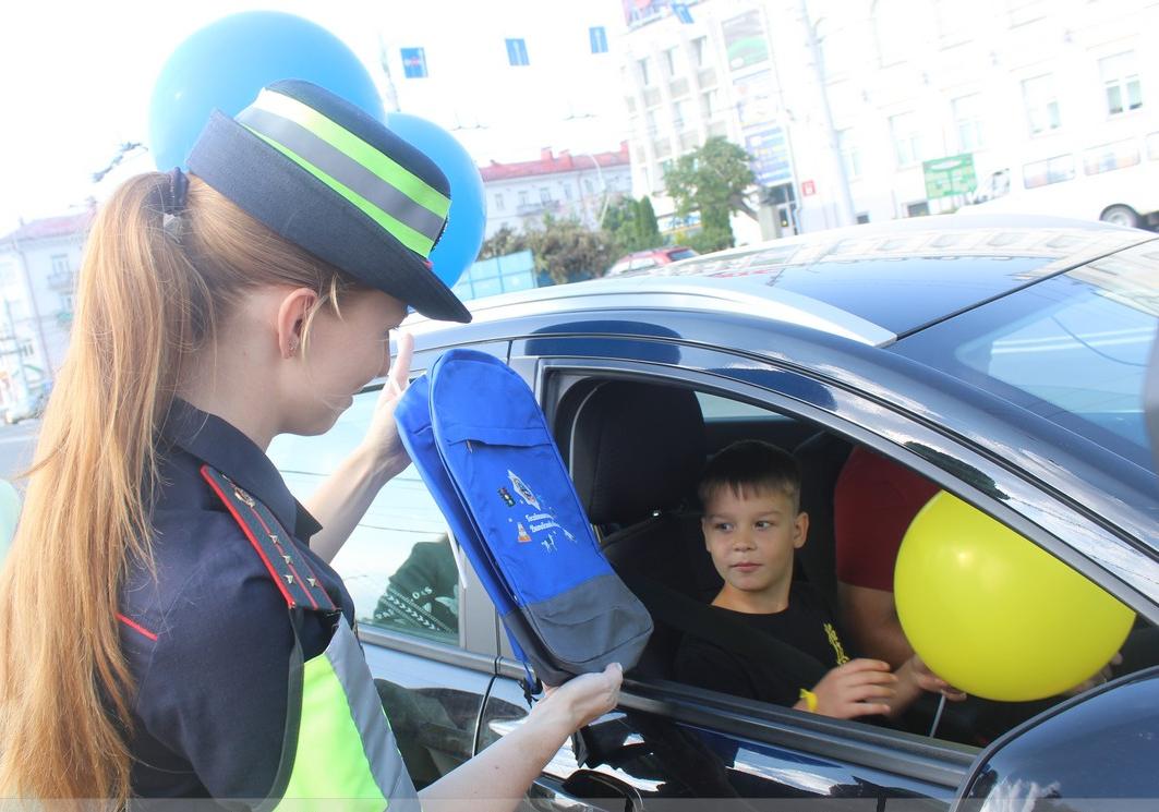 Сотрудники ГАИ в Витебске вручили детям подарки ко Дню знаний и напомнили о правилах безопасности на дорогах