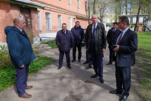 Ход ремонта и наведения порядка во дворах витебских многоэтажек проинспектировал председатель горисполкома Геннадий Сабынич