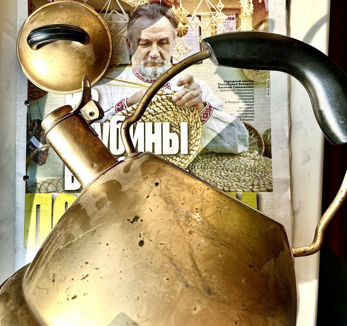 В редакции газеты "Витьбичи" появился необычный медный чайник, который шокировал журналистов