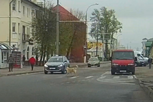 Народный патруль #NPVITEBSK: Nissan на трамвайных рельсах, грузовик на двойной сплошной и самый правильный пёс-пешеход  