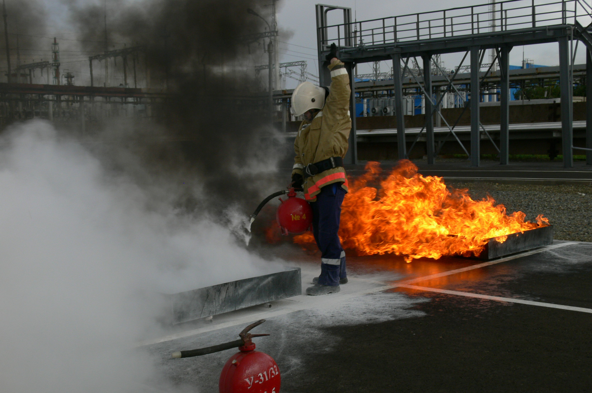Пожар горение горючие вещества. Пожары горючих жидкостей. Пожарные Газпрома. Тушение пожара водой. Пожарные на пожаре.