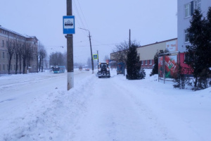 Витебский завод тракторных запчастей борется со снегом на улицах Марковщины