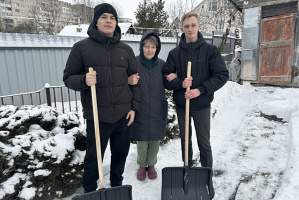 Студенты ВГТУ помогли с расчисткой снега пожилой витебчанке