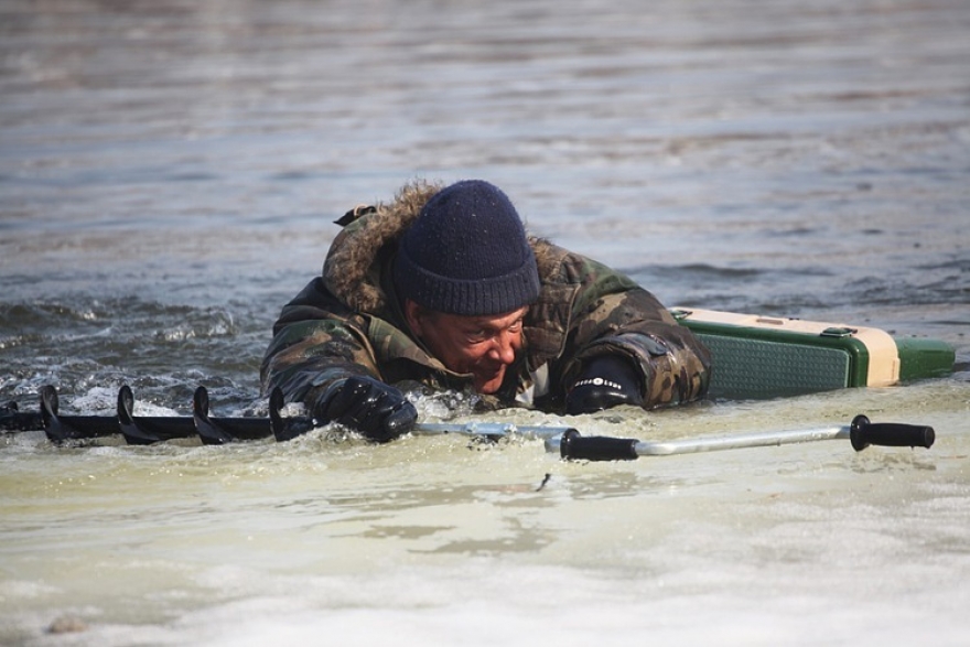 Двое рыбаков провалились под лед. Фото kursktv.ru