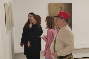 В Витебском центре современного искусства свою работу начала выставка «80 лет под мирным небом»