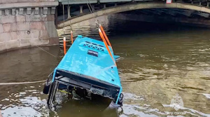 Начальник автоколонны признал вину по делу об упавшем с моста в Санкт-Петербурге автобусе