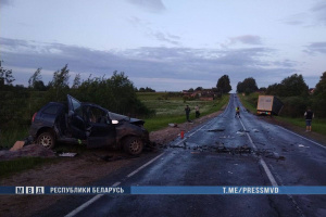 Легковушка выехала на встречку и влетела в фуру в Витебской области: двое погибших