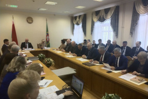 Мониторингу ассортимента социально значимых товаров и цен на них было посвящено заседание президиума областного Совета депутатов