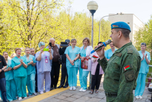 Витебские десантники и медики главной больницы области вместе спели песни Победы