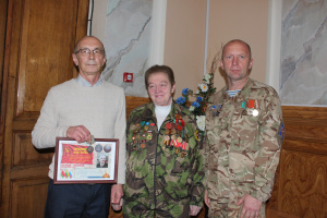 Медаль «За отвагу» фронтовика Якова Пахомова, найденную поисковиками, передали его внуку
