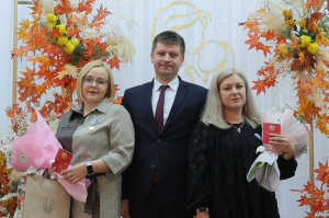 Глава администрации Первомайского района Евгений Семёнычев вручил двум витебчанкам орден Матери