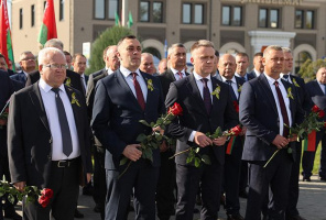 Областные "Дажынкi" в Шарковщине начались с возложения цветов к братской могиле военнослужащих и минуты молчания