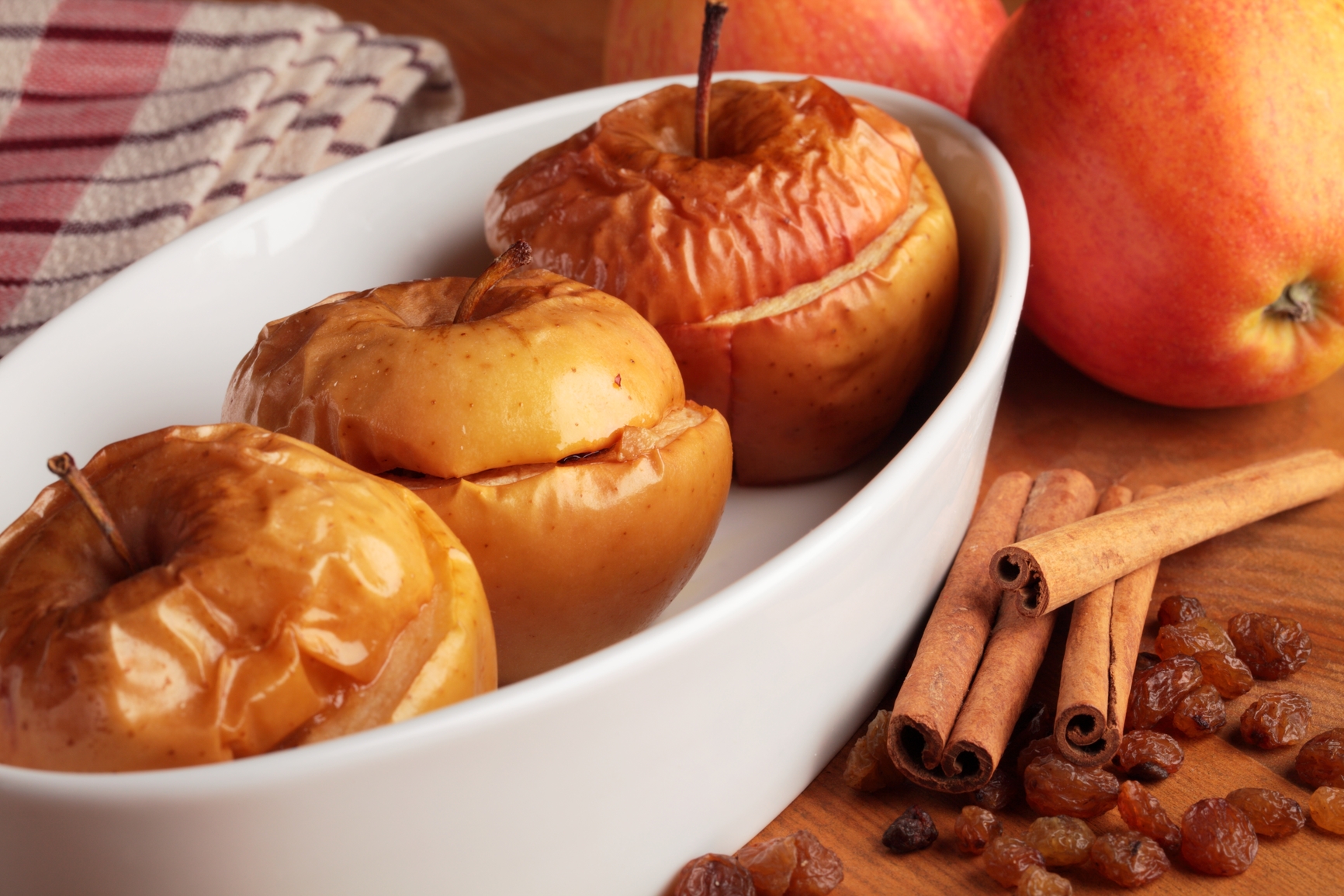 Печеные яблоки польза и вред. Печеные яблоки. Печёные яблоки в духовке. Запеченные яблоки с корицей. Печенное в духовке яблоко.