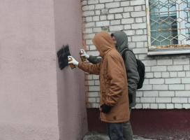 До трех лет за "трафарет" - участковый напомнил об ответственности за надписи на стенах