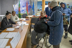 Как в единый день голосуют люди с ограниченными физическими возможностями в Витебске - побывали на избирательном участке в СШ№ 46 имени И. Х. Баграмяна