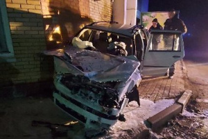В Поставах автомобиль врезался в здание: спасатели деблокировали пассажира