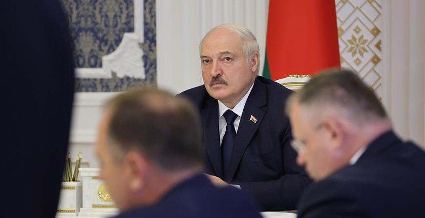 Лукашенко - чиновникам: сами без зарплаты сидите, но с крестьянами рассчитайтесь
