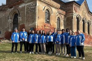 Студенты-медики помогли в благоустройстве сельского храма в Бешенковичском районе