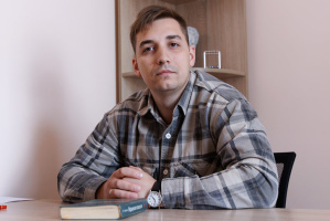«Звонить можно с любой проблемой»: психолог развеял главные мифы о телефоне доверия
