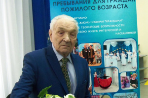 «Проще всего застать меня дома после пяти часов вечера»: Витебчанин в свои 92 года помогает одиноким пожилым людям, решает проблемы в микрорайоне и поет