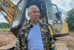 Витебчанин Владимир Власенко поёт в народном ансамбле между сменами на экскаваторе