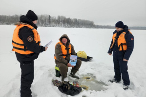 Спасатели проводят рейды по местам зимней рыбалки в Витебском районе