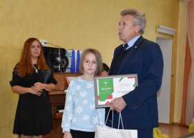В детском саду № 35 г. Витебска «Витражи» наградили одну из победительниц первого республиканского конкурса детского мелового рисунка «Белая Русь глазами детей»