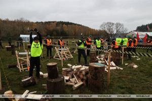 Чемпионат по колке дров среди работников СМИ стартовал в Минском районе