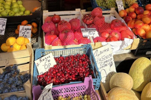 Дайкон, белорусский кизил, «королевские» манго и гранат: «прочекали» цены на Центральном рынке в Витебске