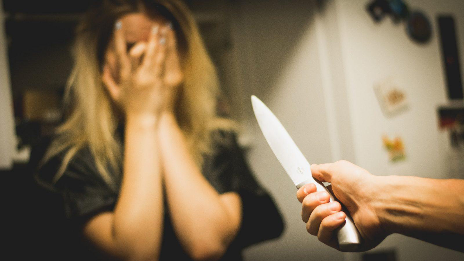 Пьяный муж в ответ на замечание жены схватил нож и угрожал убить ее