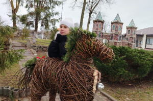 Необычная новогодняя инсталляция в экостиле украсила территорию витебской гимназии № 4 имени М. И. Денисенко