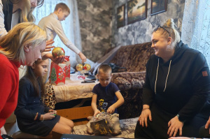 Спорт, логика и сладости: члены областной организации ЛДПБ посетили с подарками многодетную семью в Витебском районе