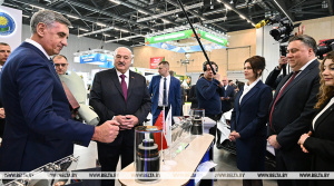 "Не ожидал!" Лукашенко удивился этой отечественной продукции и пообещал приехать на завод