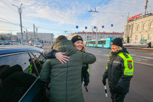 Девушки-инспекторы ГАИ поздравили автолюбителей Витебска с Днем защитника Отечества