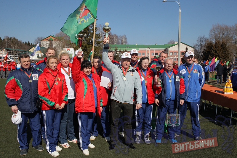 Команда облисполкома празднует победу.