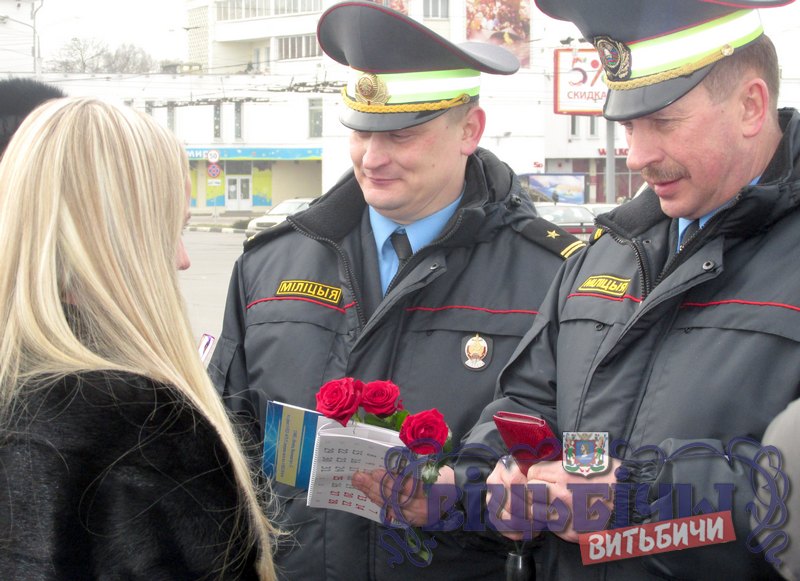 Начальник УГАИ УВД облисполкома Владимир Бонадысенко (на фото справа) и его заместитель — Владимир Романьков. Начальник УГАИ УВД облисполкома Владимир Бонадысенко (на фото справа) и его заместитель — Владимир Романьков.